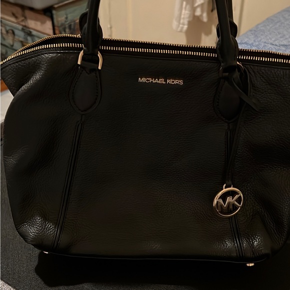 Michael kors bag black can be used 2 ways - Picture 2 of 2